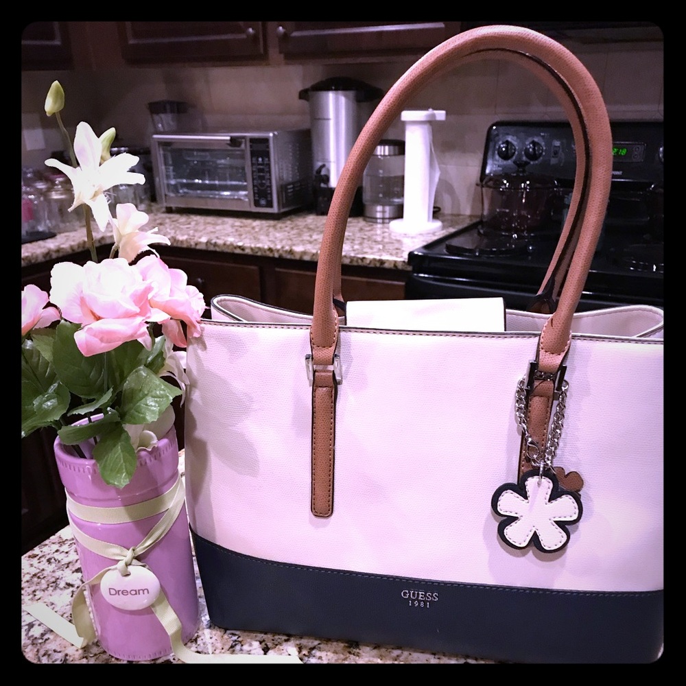 NWT Rare Guess Handbag In Beautiful Cream & Navy